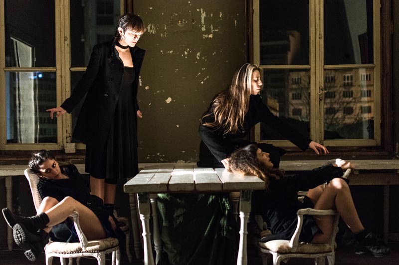 Από την παράσταση «Meetings in the Wasteland» της ομάδας «θέατρο εΦ»